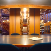 Bibliotheek van achter tafel