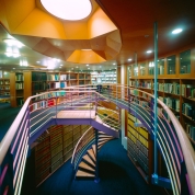 Bibliotheek overzicht trap