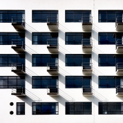 010_Bauhaus_Dessau_Walter_Gropius_059-f-REZ-100cm-FINAL_bew_tegenhouden_ramen